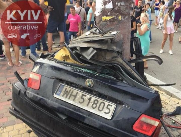 BMW разорвало пополам после страшной аварии на остановке под Киевом