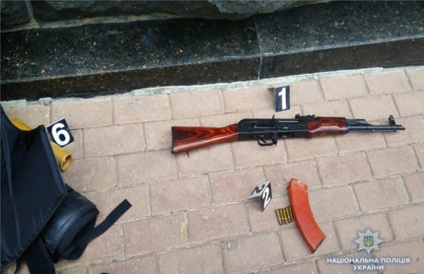 Возле Кабмина задержали мужчину с автоматом