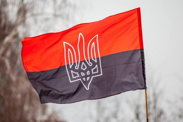 Горсовет украинских Сум приравнял к государственному красно-черный флаг ОУН-УПА*