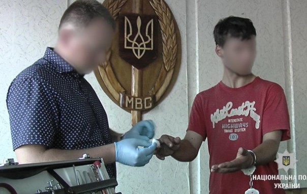 На Винничине два парня убили знакомого, чтобы посмотреть на внутренности | На Украине 15-летняя вместе с сообщниками зарезала мужчину ради телефона