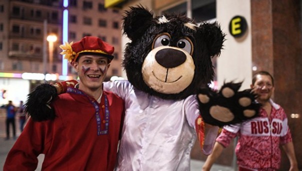 Медведь-забивака поразил болельщиков мира