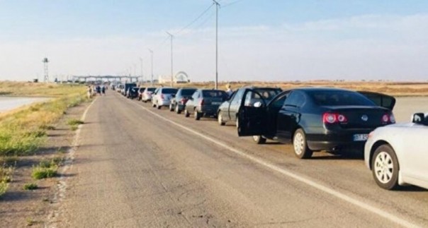 Украинцы массово устремились в Крым: на границе огромные очереди