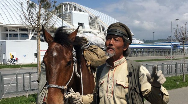 От Кавказа до Крайнего Севера: китаец путешествует по России на коне