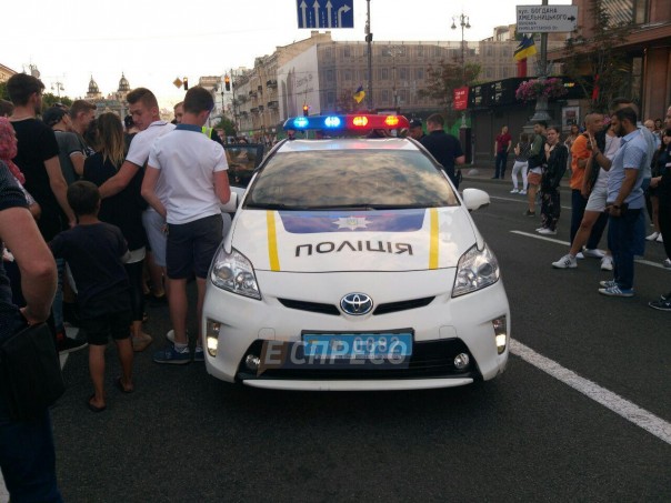 В Киеве "озверевший" хулиган пробежался по головам полиции. Видео