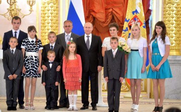 День защиты детей: президент РФ наградил многодетных родителей