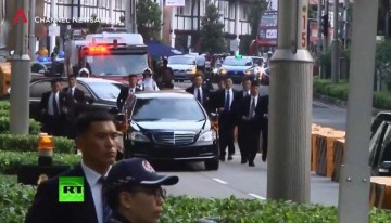 В Сингапуре телохранители Ким Чен Ына бегом сопроводили его лимузин