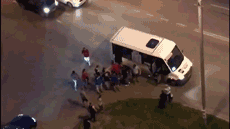 Прыгали на головах. В Омске подростки устроили массовую драку