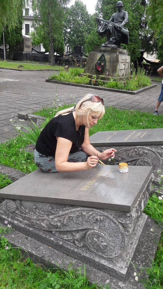 Люди ещё есть: жители Львова провели субботник на могилах советских воинов