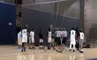 В США баскетболисты подрались с судьями во время матча — видео