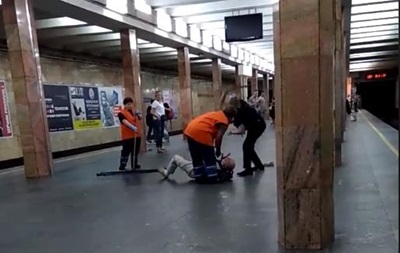 В киевском метро полицейский жестоко избил мужчину