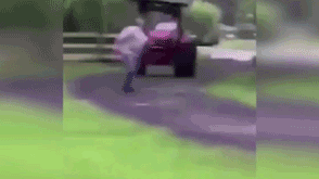 "Беги, жирная задница". Обезумевший старик на тракторе пытался задавить соседа