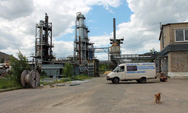 Огнем укрофашистов в Докучаевске поврежден нефтеперерабатывающий завод