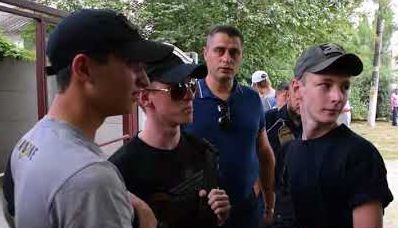 Украинские нацисты набросились на русского журналиста