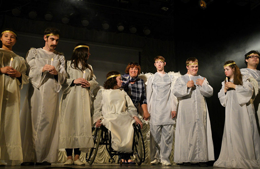 Помоги ближнему своему: 61-летняя Ирина организовала театр для инвалидов