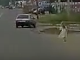 Момент, как из "девятки" на ходу выпадает 5-летняя девочка, сняли на видео