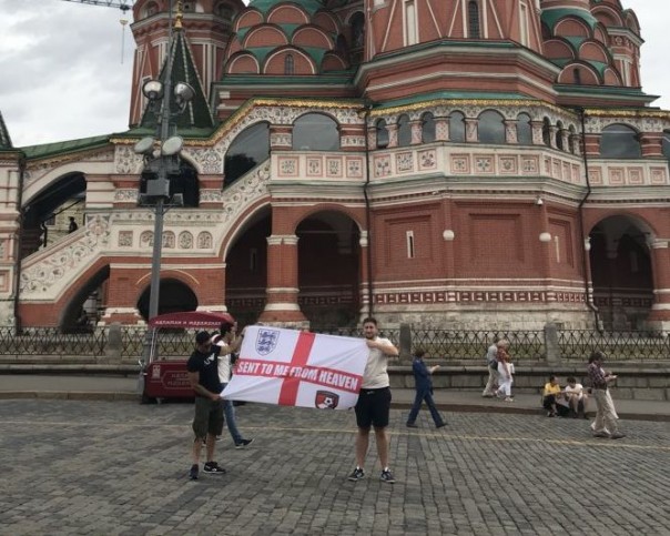 "Меня не съел медведь". Фанат из Англии ответил британским СМИ, вернувшись с ЧМ