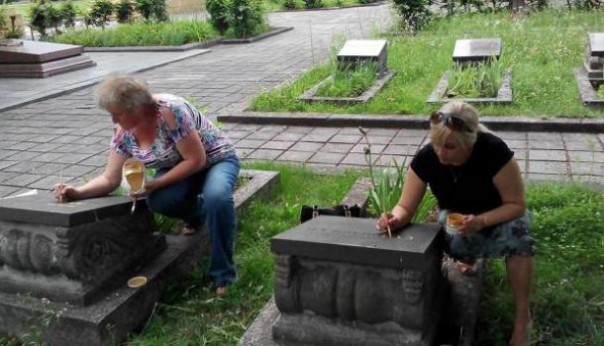 Люди ещё есть: жители Львова провели субботник на могилах советских воинов