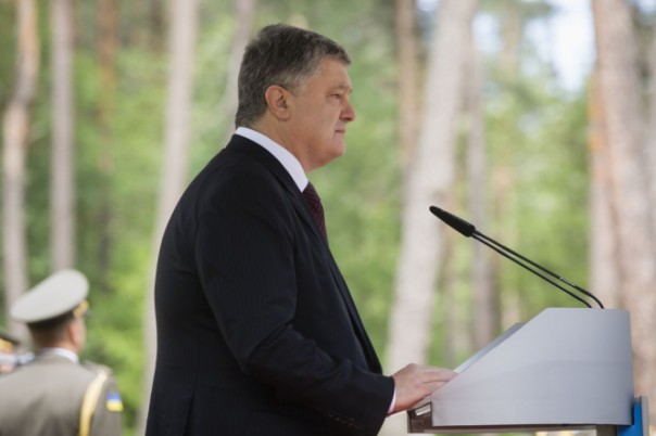 А ведь Порошенко унижался в Польше