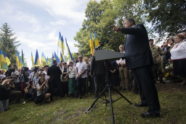 Что не показало украинское ТВ: Скандал из-за визита Порошенко в Польшу