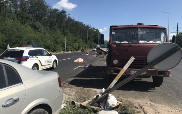 Под Киевом водитель въехал в группу людей