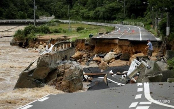 Число жертв оползней и наводнений в Японии возросло до 141