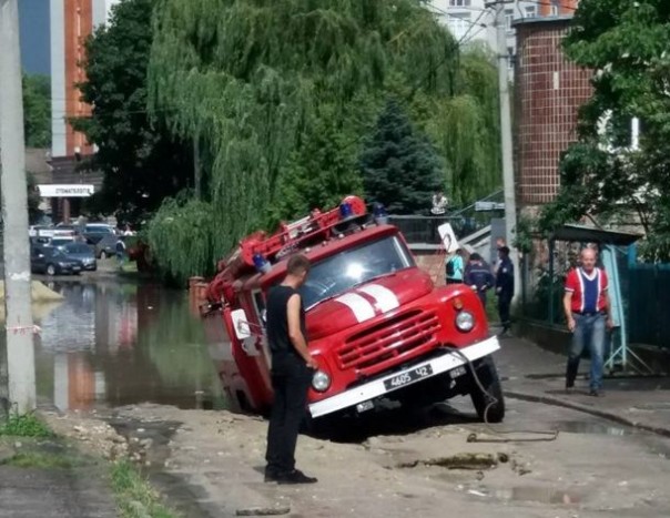 В Тернополе пожарное авто провалилось под асфальт