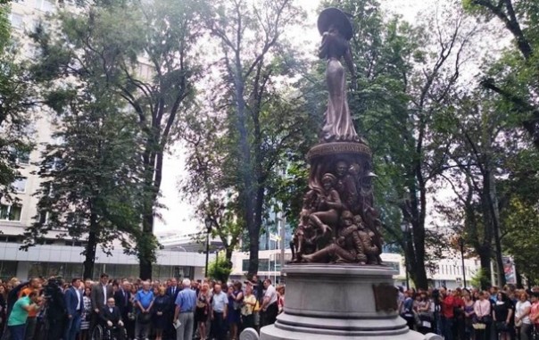 В Харькове открыли памятник Людмиле Гурченко