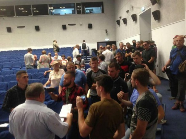 Нацисты С14 разогнали форум сторонников Медведчука и Витренко