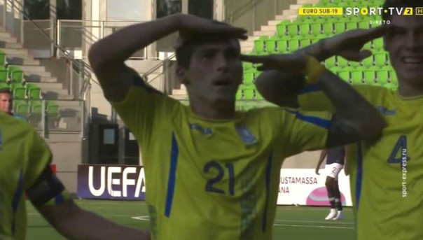 На украинского футболиста устроили травлю за отданную честь