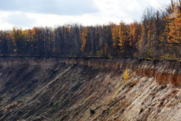 Огромная воронка образовалась на фермерском поле в Нижегородской области