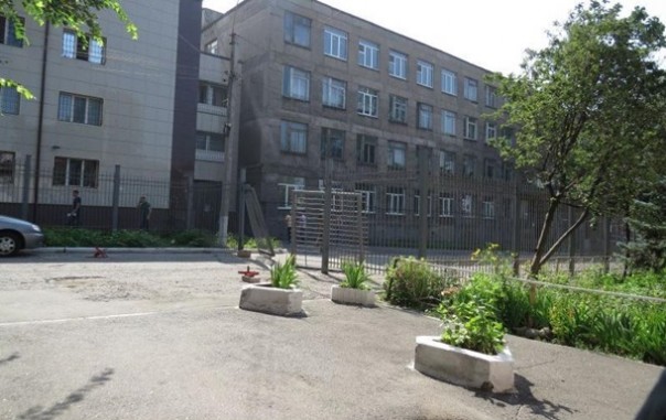 В Мариуполе авто во время погони снесло ворота СБУ