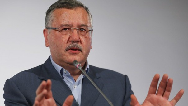 На экс-министра обороны Украины завели уголовное дело