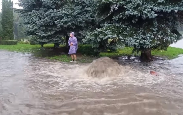В Тернополе у здания ОГА образовался гейзер