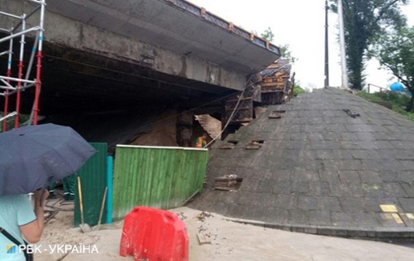 В Киеве из-за ливня обвалился мост