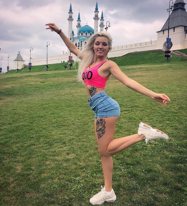 А чего ж не в самой мечети станцевала? Популярная блогерша станцевала тверк на фоне мечети в Казани, и её не поняли