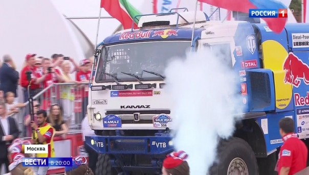 У стен Кремля встречали победителей ралли "Шелковый путь"