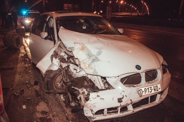 В Киеве пьяный иностранец снес рекламную конструкцию | В Киеве пьяный водитель разбил семь автомобилей