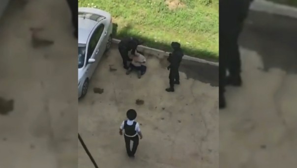 В Иркутске пьяный мужчина открыл стрельбу по прохожим. Видео задержания стрелка