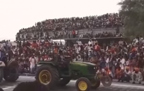 Обрушение крыши с сотнями зрителей попало на видео