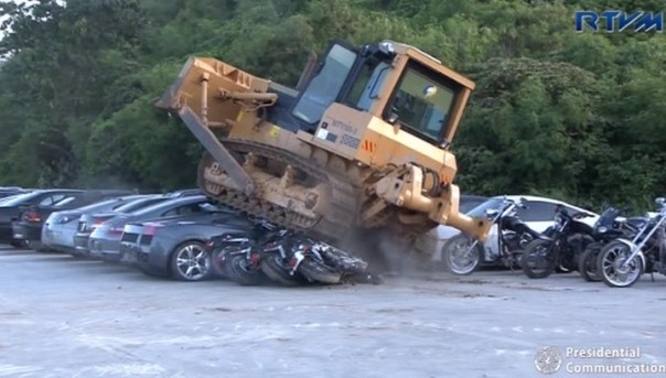 Президент Филиппин, борясь с коррупцией, уничтожил элитные авто на $6,5 млн