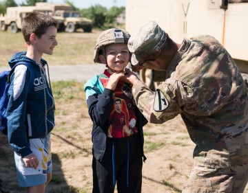 В НАТО обучают детей обращаться с военной техникой