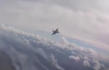 Тушение лесного пожара в Швеции при помощи истребителей сняли на видео