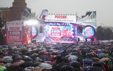 Несмотря на дождь 30 тысяч человек приветствовали спортсменов на концерте «Россия в моем сердце»
