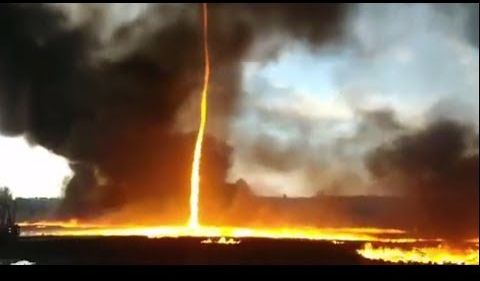 В Великобритании пожарный снял на видео огненный смерч среди догорающей фабрики