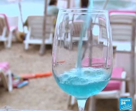 Во Франции вошло в моду голубое вино