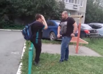 "Девчонок обзываешь!" На Урале отец выпорол сына ремнём на детской площадке