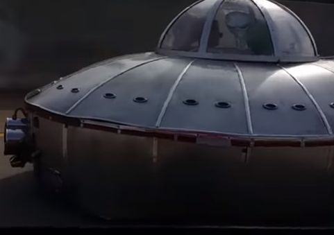 По американскому хайвэю передвигалась "летающая тарелка"