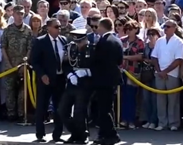 Солдат почетного караула потерял сознание во время речи Порошенко
