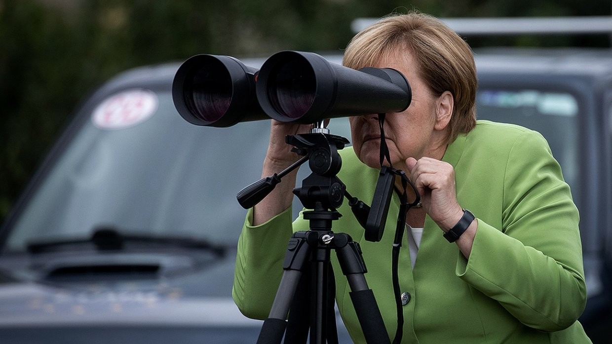 Смотрит в бинокль мем. Смотрит в бинокль мем. Мужик с биноклем. Лицо с биноклем. Смотрит в бинокль мем.