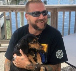 Упавшая за борт собака пять километров плыла к суше